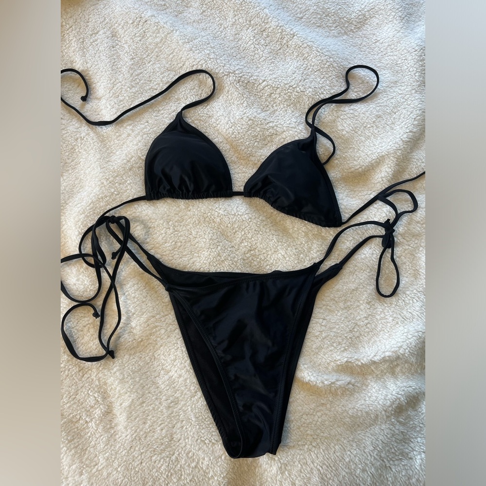 black string bikini
